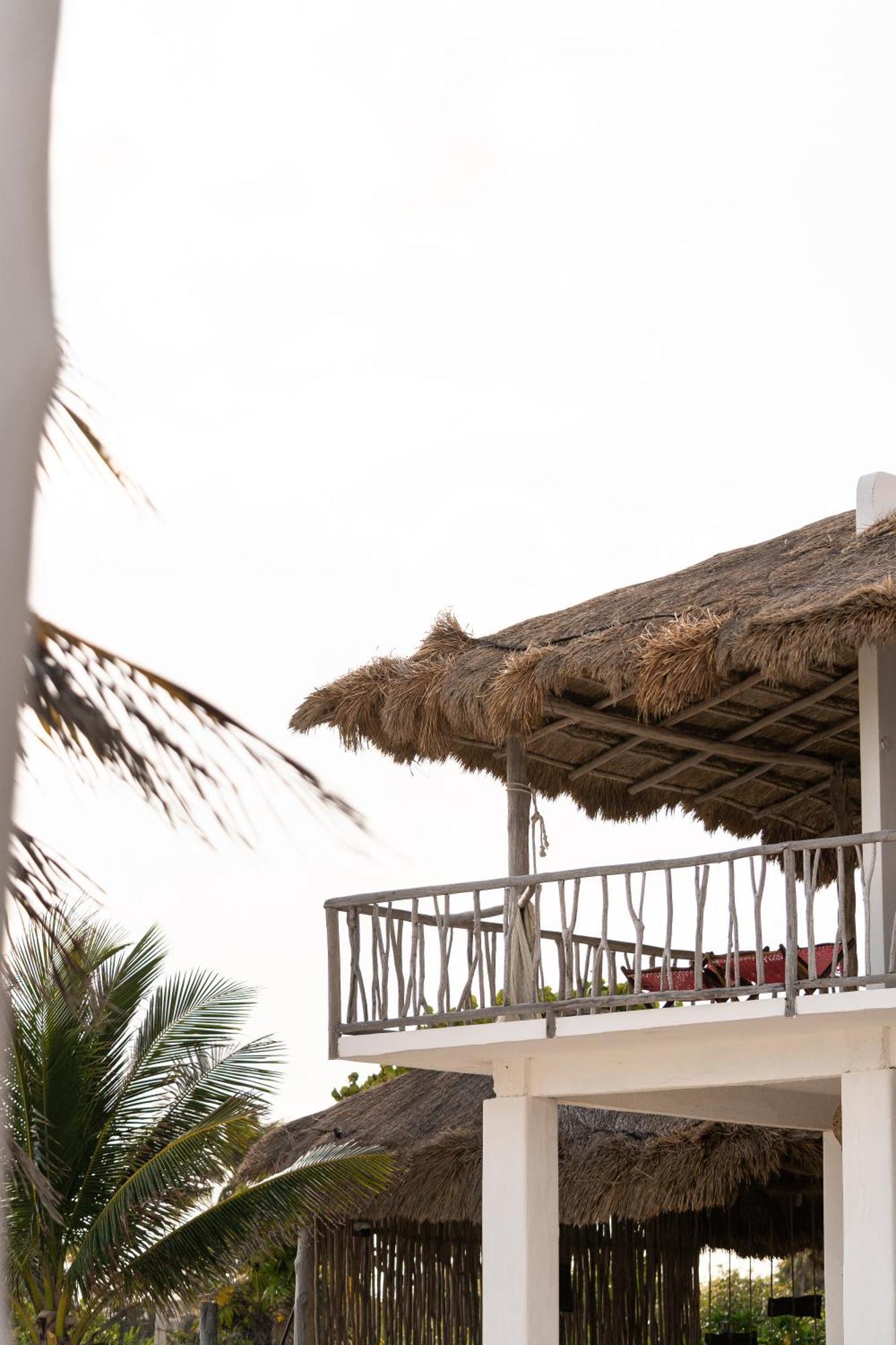 Punta Blanca Beach House Hotel Cancun Exterior photo